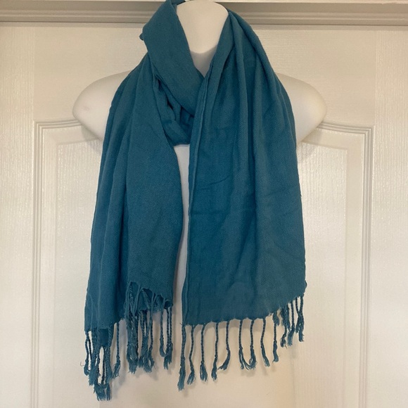 Flowing Scarf - Picture 3 of 5